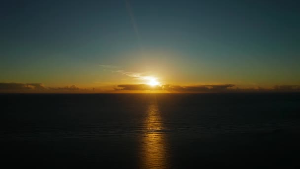 Lever de soleil coloré sur les îles tropicales. — Video