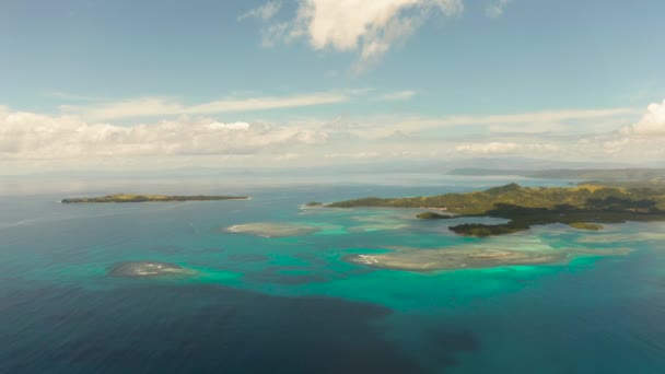 Bucas grande island, philippinen. wunderschöne Lagunen mit Atollen und Inseln, Blick von oben. — Stockvideo