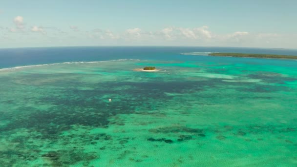 Isla Guyam, Siargao, Filipinas. Pequeña isla con palmeras y una playa de arena blanca . — Vídeos de Stock