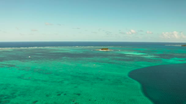 Isla Guyam, Siargao, Filipinas. Pequeña isla con palmeras y una playa de arena blanca . — Vídeo de stock