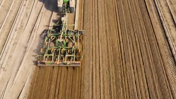 Tracteur sur un terrain labouré, vue de dessus. Champ agricole pour la plantation de légumes . — Video