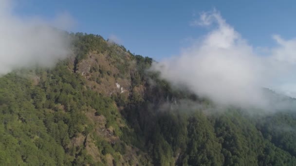 Berggipfel und Wolken. Berge mit Regenwald bedeckt, Natur der Philippinen. — Stockvideo