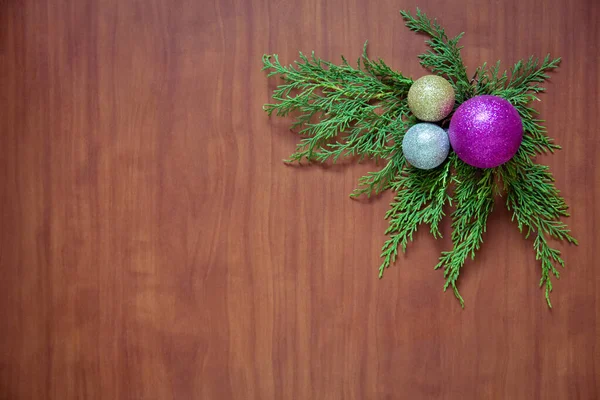 Kerstmis houten achtergrond met spar takken en ballen. — Stockfoto