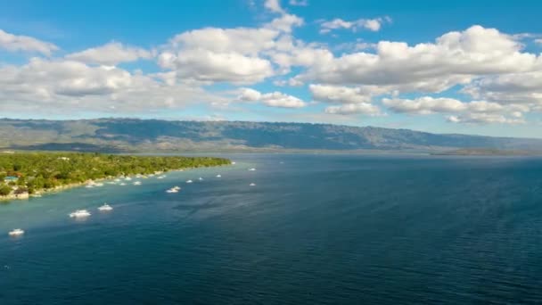 Zeegezicht, eiland en lucht met bewolking time lapse, Cebu, Filippijnen. — Stockvideo