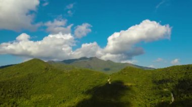 Yağmur ormanlarıyla kaplı dağlar ve bulutlar, zaman kavramı.