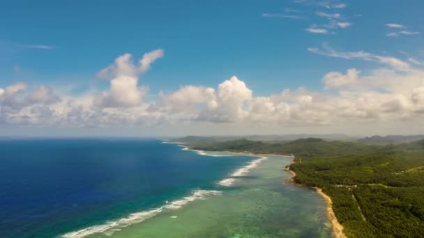 Hyperlapse: partján Siargao sziget, kék óceán és hullámok. — Stock videók