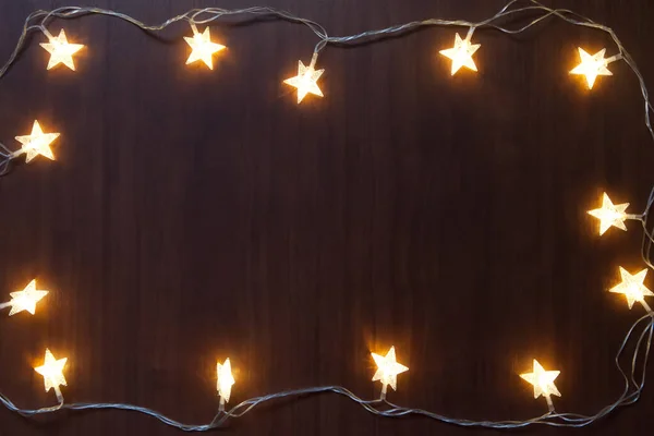 Een slinger van lichtgevende sterren. Kerst achtergrond met lichtgevende slinger. — Stockfoto