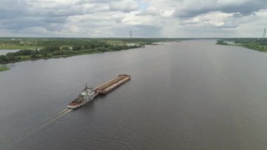 Volga nehrinde mavna. Nehir Nakliyesi.