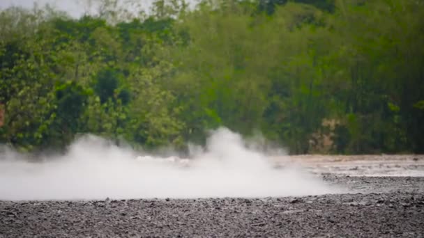 Volcán de lodo Bledug Kuwu, Indonesia — Vídeo de stock