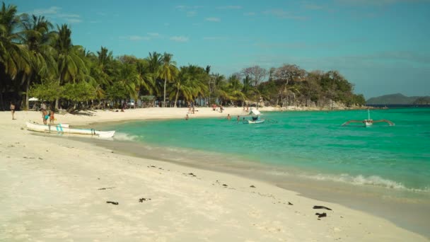 하얀 모래 해변이있는 토피섬. — 비디오
