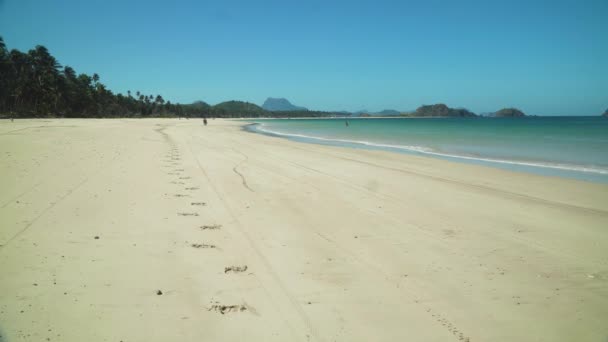 Playa tropical con arena blanca. — Vídeos de Stock