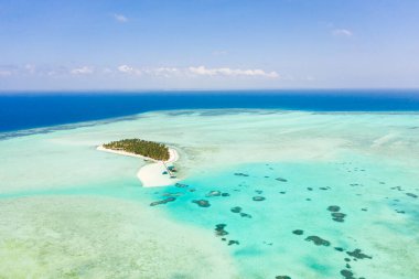 Etrafı güzel gölcüklerle çevrili tropik bir ada. Onok Adası Balabac, Filipinler. Tropikal bir adada dinlenmek.