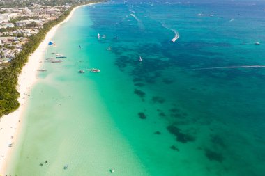 Tekneler ve turistik plaj ile güzel lagün. Boracay adasında beyaz plaj, üst görünümü.