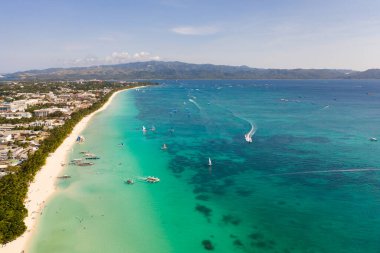 Island Boracay, Filipinler, yukarıdan bakın. Büyük adadaki binalar ve oteller.