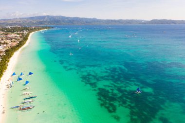 Tekneler ve turistik plaj ile güzel lagün. Boracay adasında beyaz plaj, üst görünümü.