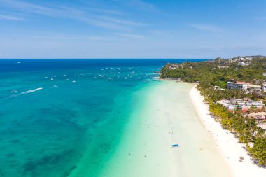 Güneşli havalarda Filipinler Seascape, yukarıdan görünümü. Boracay adası yakınlarında şeffaf deniz ve turistik tekneler.