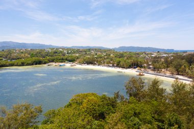 Tekneler ve turistik plaj ile güzel lagün. Boracay adasında beyaz plaj, üst görünümü.