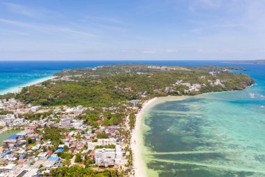 Boracay adasında evler ve sokaklar, Filipinler, üst görünümü.