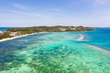 Tekneler ve turistik plaj ile güzel lagün. Boracay adasında beyaz plaj, üst görünümü.