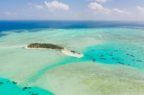 Isla Onok Balabac, Filipinas. La isla de arena blanca en un gran atolón, vista desde arriba. Isla tropical con palmeras . — Foto de Stock