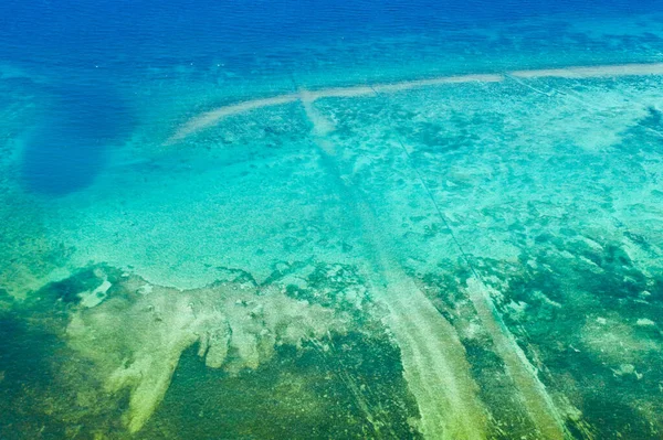 ターコイズブルーの海の背景画像。深海とサンゴ. — ストック写真
