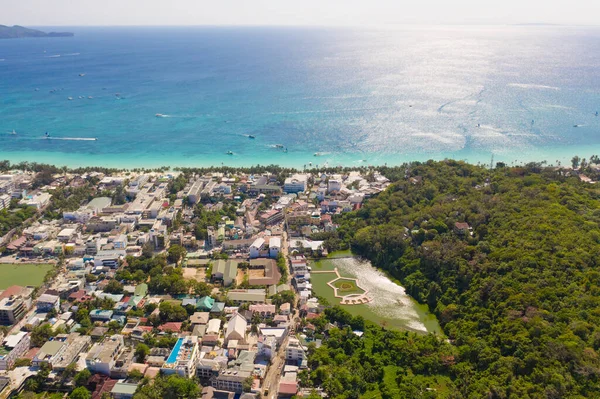 Isla Boracay, Filipinas, vista desde arriba. Edificios y hoteles en la gran isla . — Foto de Stock