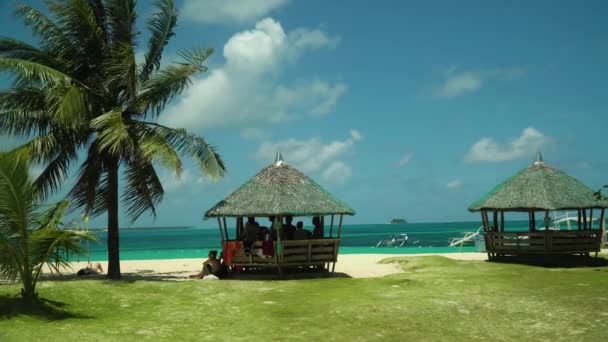 Bungalovlu tropik plaj. — Stok video