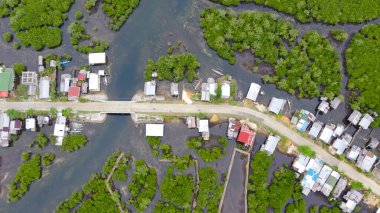 Köy ve deniz yolu, yukarıdan manzara. Mangrovların arasında evler.