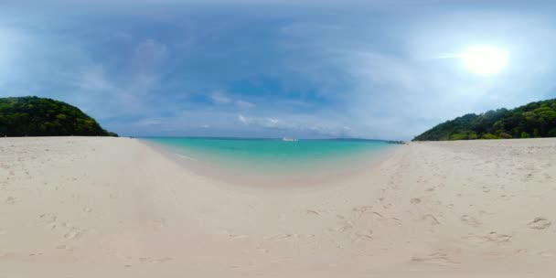 Tropisch strand en blauwe lagune 360vr. Strand van Puka, Boracay, Filipijnen. — Stockvideo