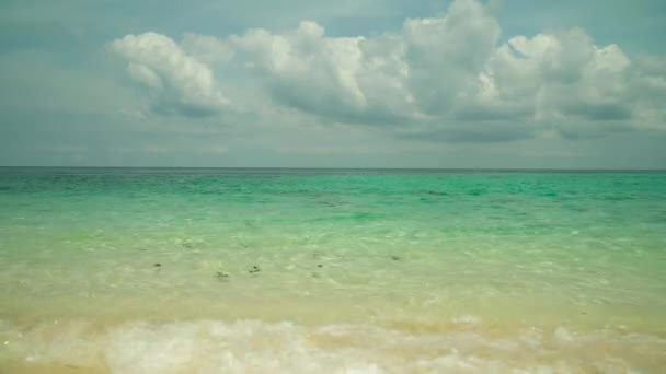 Tropischer Strand und blaues Meer, Philippinen. — Stockvideo