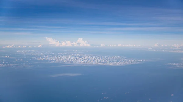 Vista aérea do céu azul e da nuvem Vista superior da janela do avião, fundo da natureza. Céu e nuvens . — Fotografia de Stock