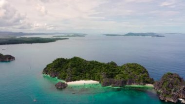 Beyaz kumlu plajı olan tropik bir ada. Caramoan Adaları, Matukad, Filipinler.