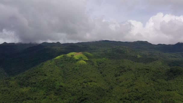 Montañas cubiertas de selva tropical — Vídeos de Stock