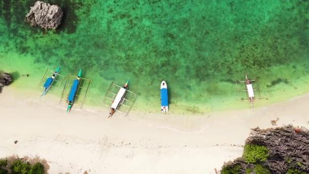 Caramoan Islands, Camarines Sur, Philippines Човни та туристи на пляжі.. — стокове відео