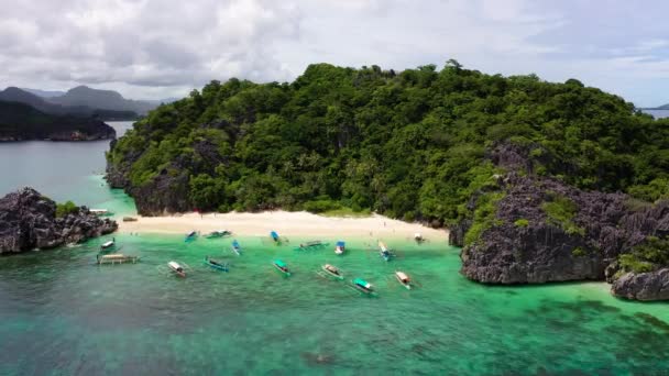 Karamojské ostrovy, Camarines Sur, Matukad, Filipíny. Tropický ostrov s bílou písečnou pláží. Lodě a turisté na pláži. — Stock video