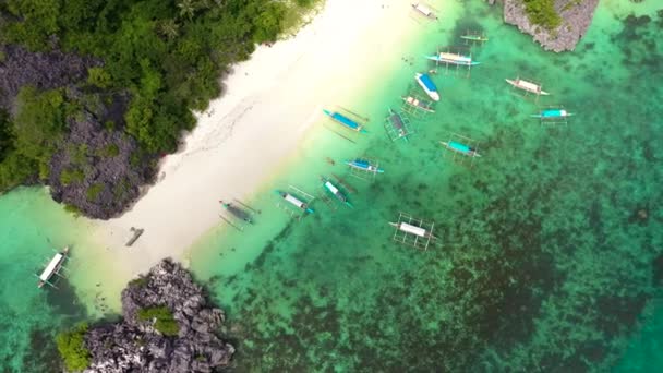 Caramoan Islands, Matukad, Filippijnen. Boten en toeristen op het strand. — Stockvideo