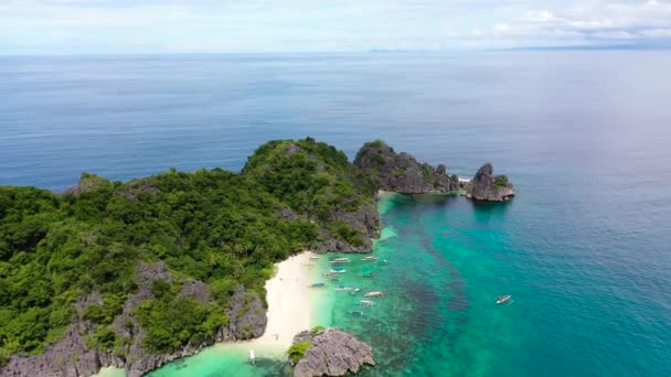 Caramoïsche eilanden, Camarines Sur, Matukad, Filipijnen. Tropisch eiland met wit zandstrand. — Stockvideo