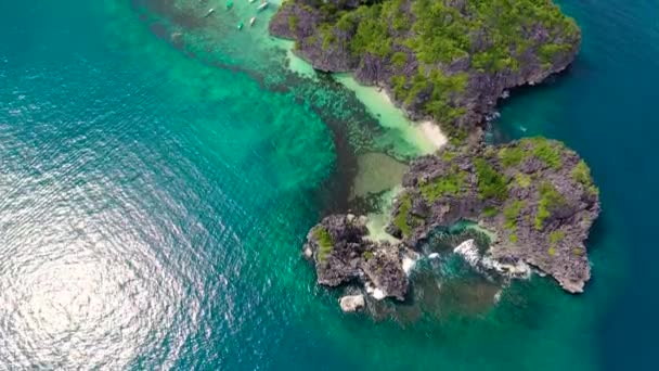 Skalista wyspa z białą piaszczystą plażą. Wyspy Karaibskie, Matukad, Filipiny. — Wideo stockowe