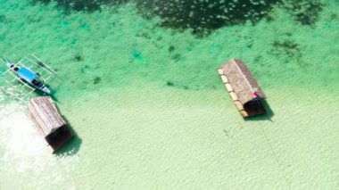 Bambu kulübeleriyle deniz yüzeyi. Yaz ve seyahat tatil konsepti.