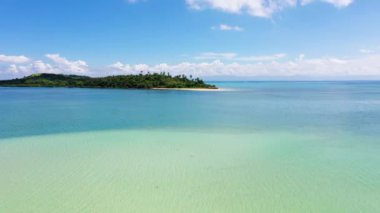 Mercan resifli bir lagün ve beyaz kumlu bir plaj, hava aracı. Caramoan Adaları, Filipinler.