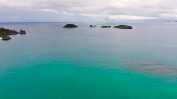 Les îles tropicales et la mer bleue, drone aérien. Îles Caramoan, Philippines.