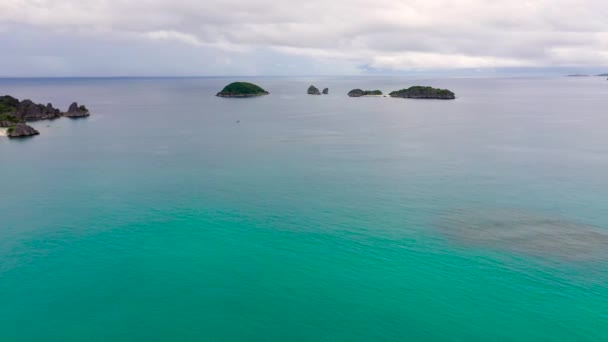 Islas tropicales y mar azul, dron aéreo. Islas Caramoanas, Filipinas . — Vídeos de Stock