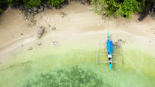 Liten lagun med sandstrand, utsikt uppifrån. Caramoanöarna, Filippinerna. — Stockvideo
