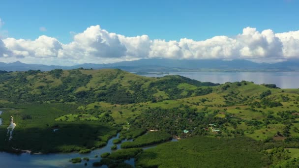 Insel mit Hügeln und tropischem Wald. Tropische Landschaft, Blick von oben. — Stockvideo