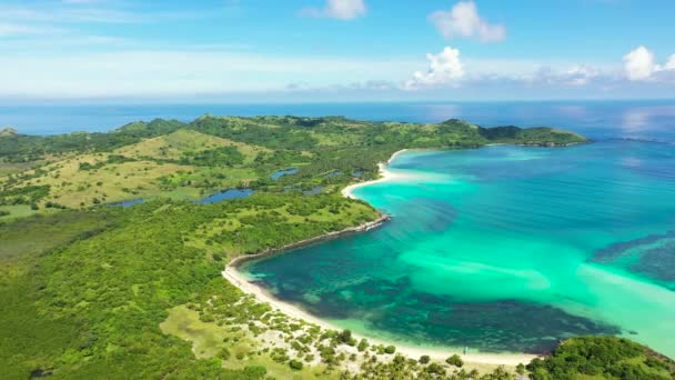 Turkuaz bir gölü ve kumsalı olan tropikal bir ada. Caramoan Adaları, Filipinler. — Stok video