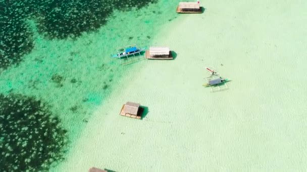 Манлаві Сандбар плаває котеджі на Карамоських островах. Лагуна з плаваючими щілинами зверху.. — стокове відео