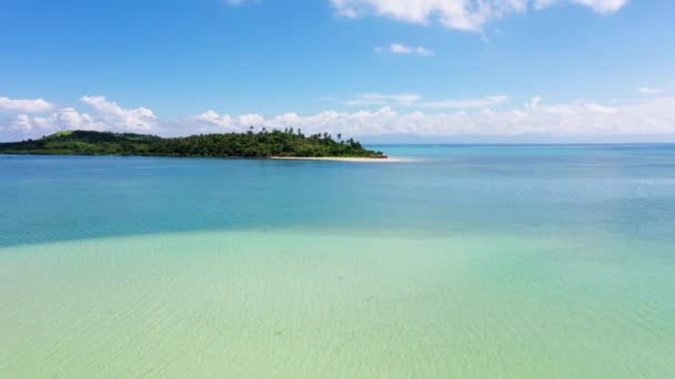 Mercan resifli bir lagün ve beyaz kumlu bir plaj, hava aracı. Caramoan Adaları, Filipinler. — Stok video