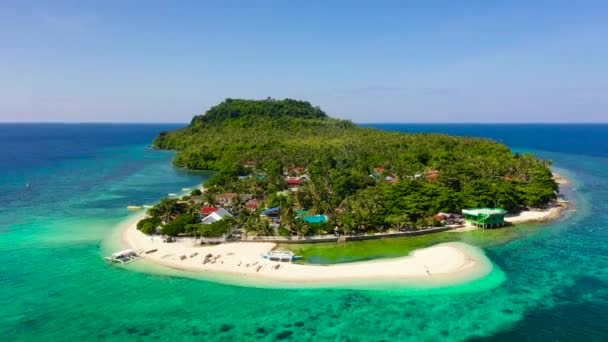 Himokilan Island, Leyte Island, Filippijnen. Tropisch eiland met een dorp en een wit strand. — Stockvideo