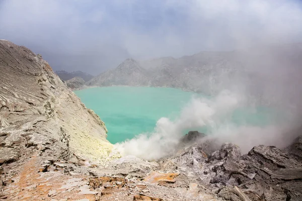 Vulcano Ijen. Vista dall'alto, vista mozzafiato sul vulcano Ijen con il lago di cratere acido color turchese. Il complesso vulcanico di Ijen è un gruppo di vulcani compositi situati a Giava orientale — Foto Stock