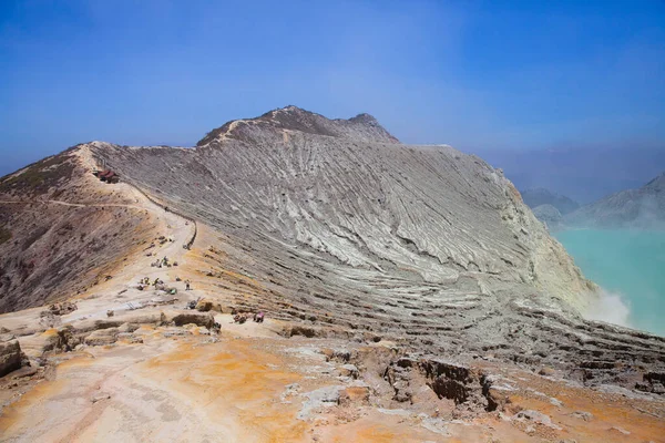 Estrazione dello zolfo all'interno del cratere Kawah Ijen, Indonesia — Foto Stock